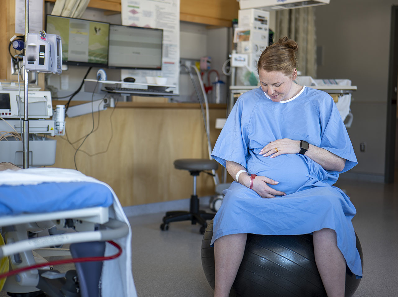 https://www.jeffersonhealth.org/content/dam/health2021/images/photos/stock/people/clinical/woman-in-labour-on-a-birthing-ball.jpg