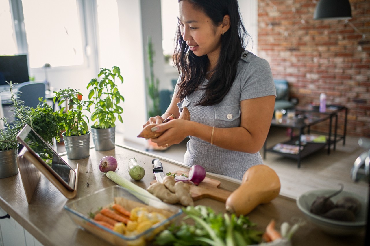 https://www.jeffersonhealth.org/content/dam/health2021/images/photos/stock/people/non-clinical/young-women-preparing-healthy-meal.jpg